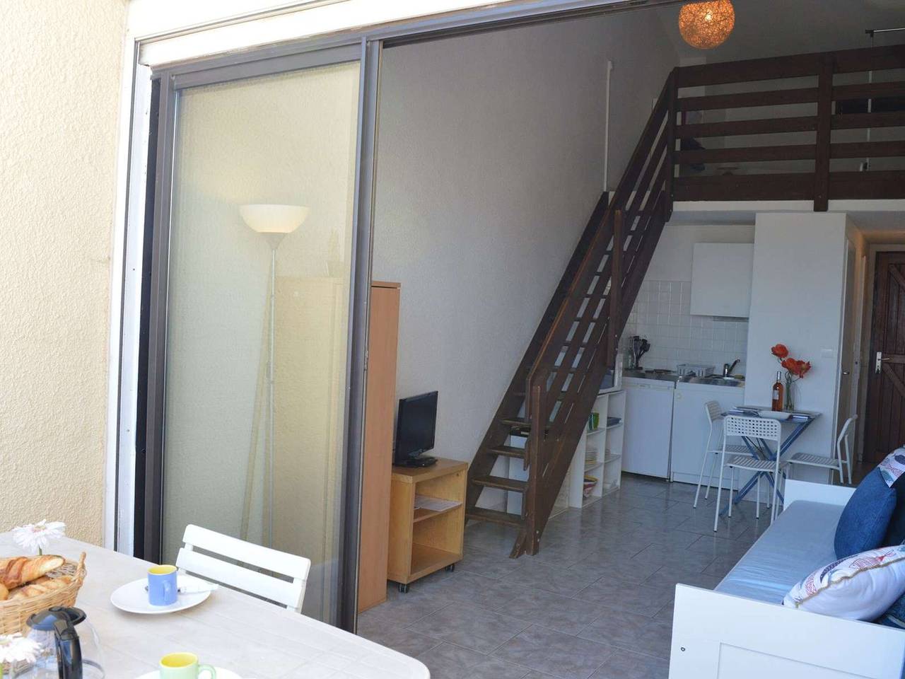 Ganze Wohnung, Studio mit Mezzanine für 4, Terrasse, privater Parkplatz 100m vom Strand in Saint Pierre la Mer, Fleury