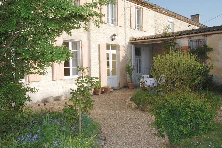 Gîte pour 3 personnes, avec vue ainsi que piscine et jardin à Vertheuil - 4
