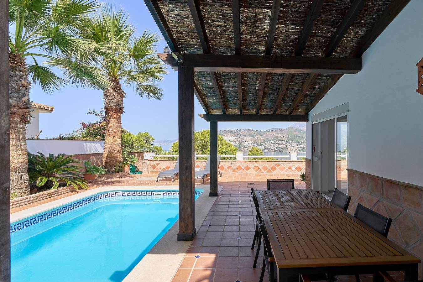 Villa 'Bahía Azul' con vistas al mar, Wi-Fi y aire acondicionado in La Herradura, Almuñecar