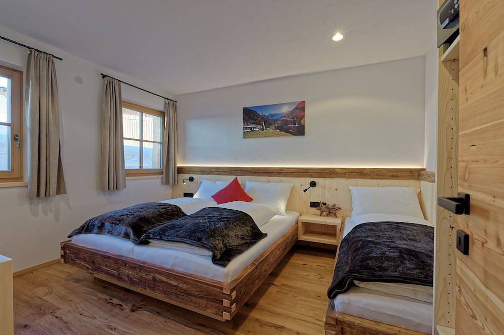 Ganze Wohnung, Ferienwohnung \"Tischlerhof Stadl\" mit Balkon und Bergblick in San Giacomo, Ahrntal