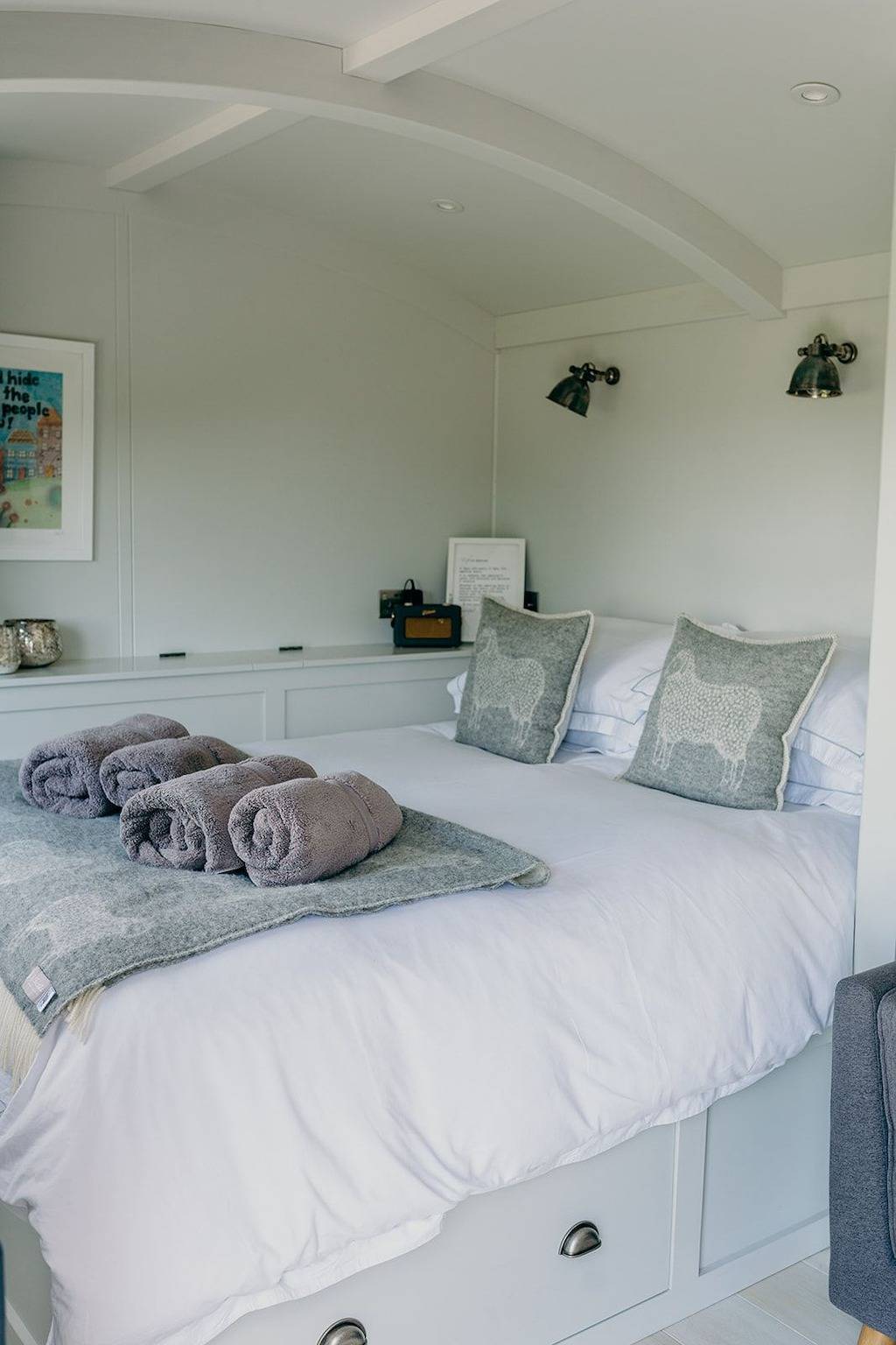 Coopy Corner- Superb Shepherds Hut with Hot Tub and Log Fire in Milton Abbot, Devon