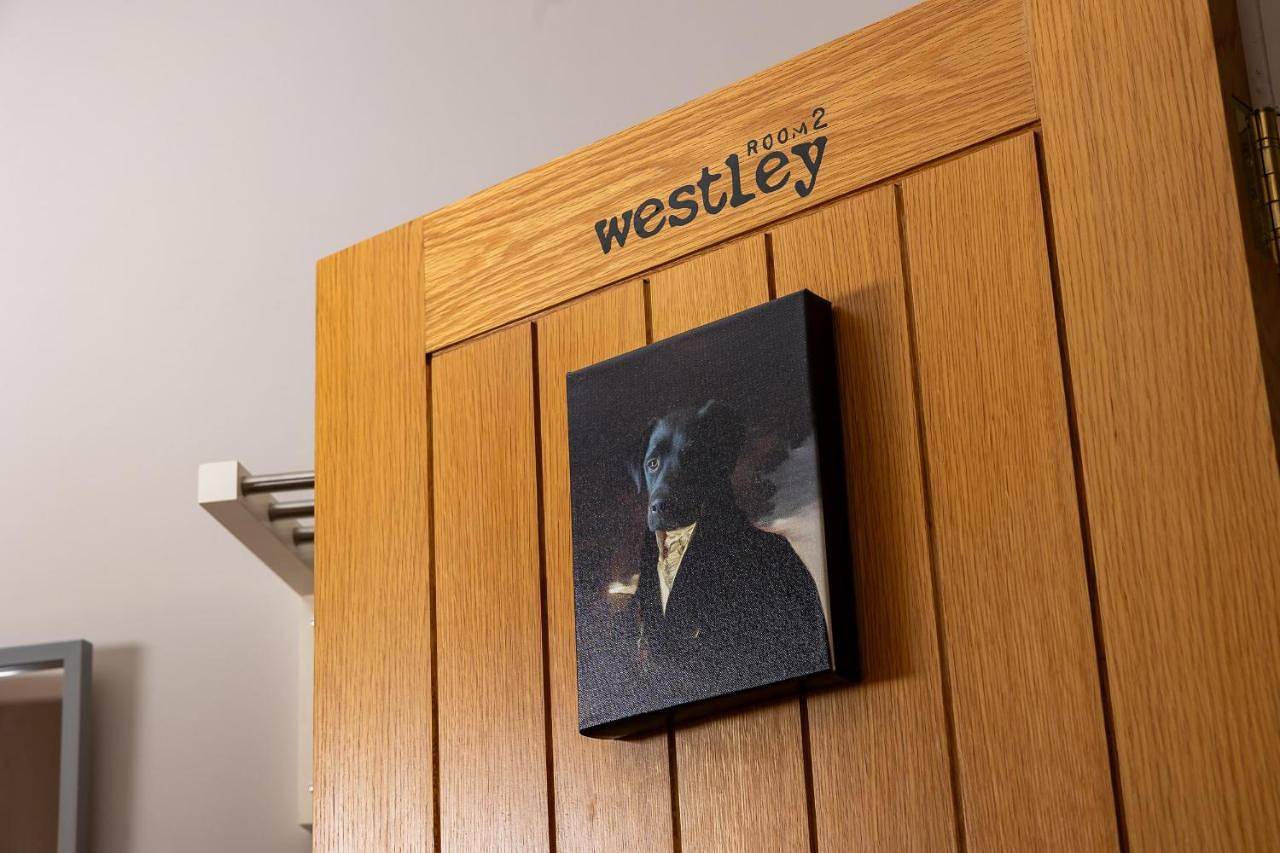 Entire apartment, The Little Hideaway - Luxury Two Double En-Suite Bedroom Apartment in Bedford