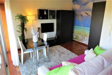 Gîte pour 3 personnes, avec piscine ainsi que jardin et vue, adapté aux familles dans Darque