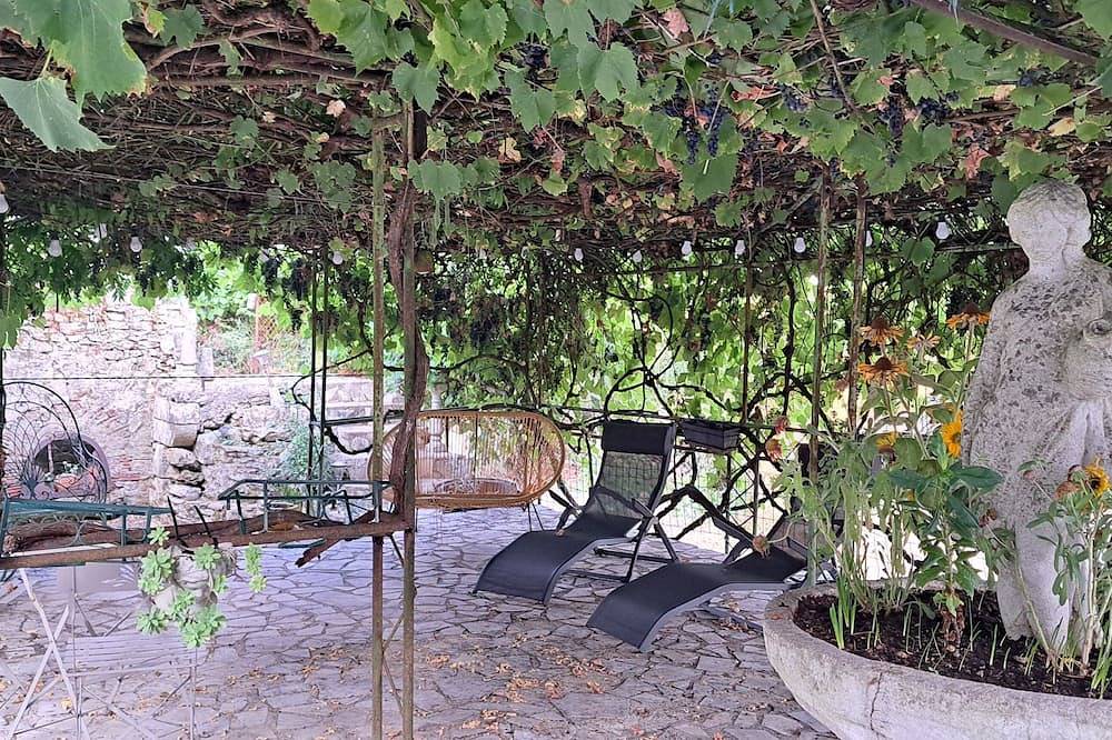 Grande maison de charme 211 m², piscine, jardin clos, terrasses, calme absolu in Cours (Deux-Sèvres), Région de Niort