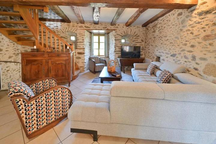 Location de vacances pour 8 personnes, avec Jacuzzi et Terrasse ainsi que Piscine et Vue à Leynhac