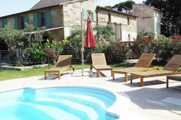 Gîte pour 5 personnes, avec terrasse ainsi que piscine et jardin