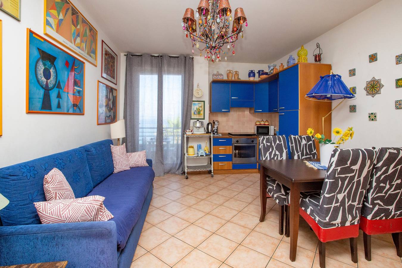 Apartamento entero, Apartamento vacacional 'Solkira' cerca de la playa con vistas al mar, balcón y Wi-Fi in Capo d'Orlando, Provincia de Messina