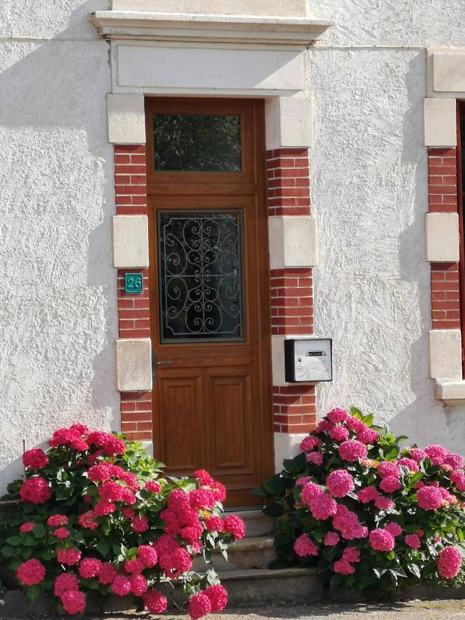 Gîte pour 2 personnes, avec terrasse ainsi que sauna et jardin à Montmarault