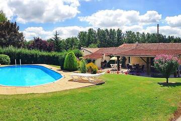 Gîte pour 6 personnes, avec piscine et jardin à Condéon