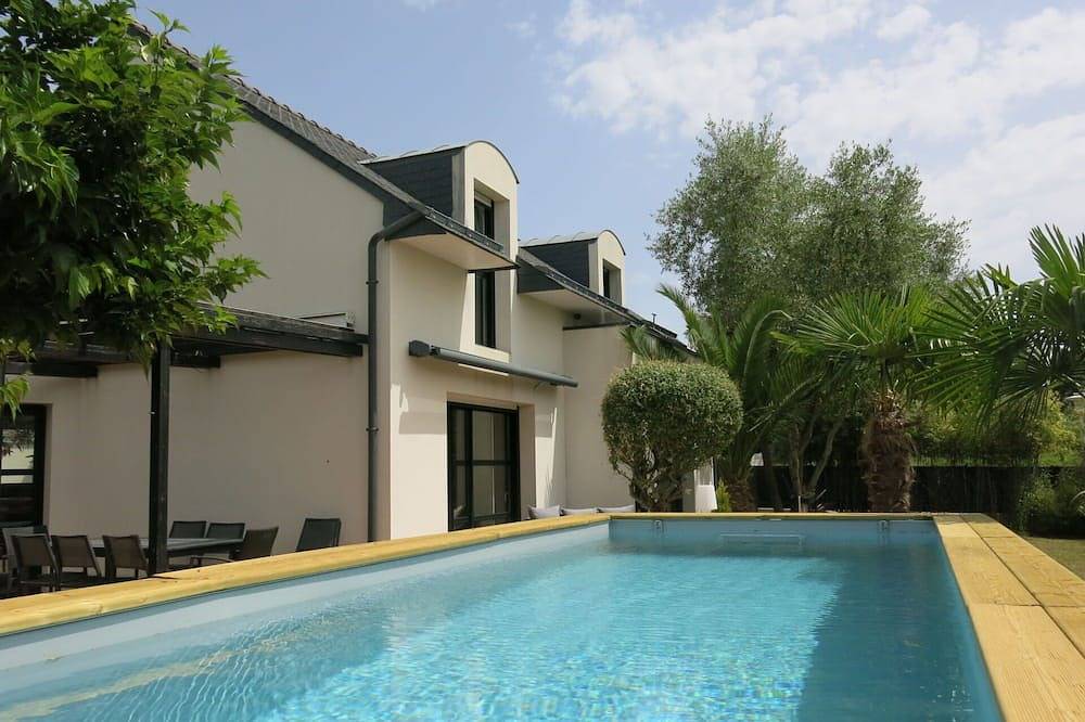 Beautiful private villa for 8 guests with Wifi, private pool, Tv and terrace in Theix, Côte des Mégalithes