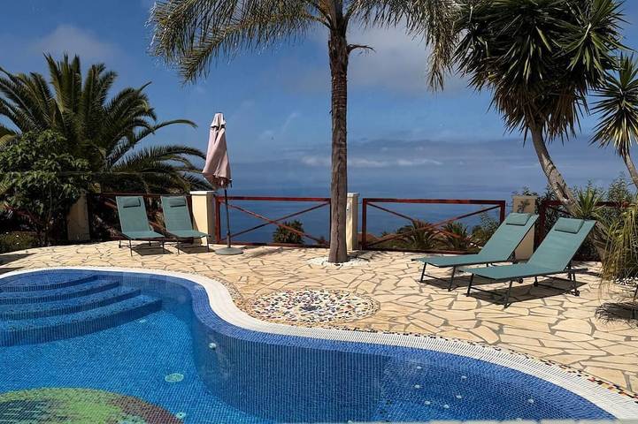 Villa für 6 Personen, mit Whirlpool und Terrasse sowie Garten in Tijarafe