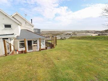 Log Cabin for 7 People in Swansea region, Photo 1