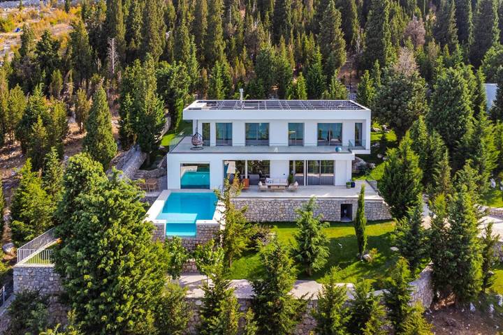 Villa pour 8 personnes, avec balcon ainsi que jardin et piscine, adapté aux familles en Albanie