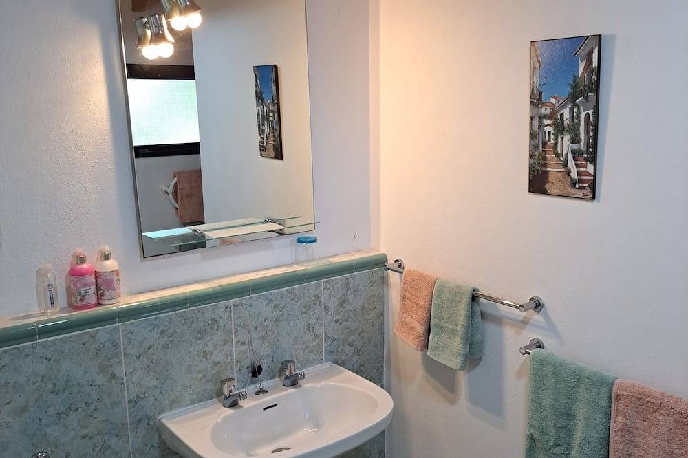 Cosy country cottage with  plunge pool & bbq set in the peaceful countryside, in São Bartolomeu de Messines, Faro Distrikt
