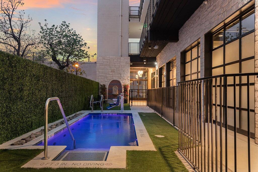 Komplettes All-Suite Hotel in der 6th Street; Großartige Lage, perfekt für Gruppenreisen in Austin, Travis County