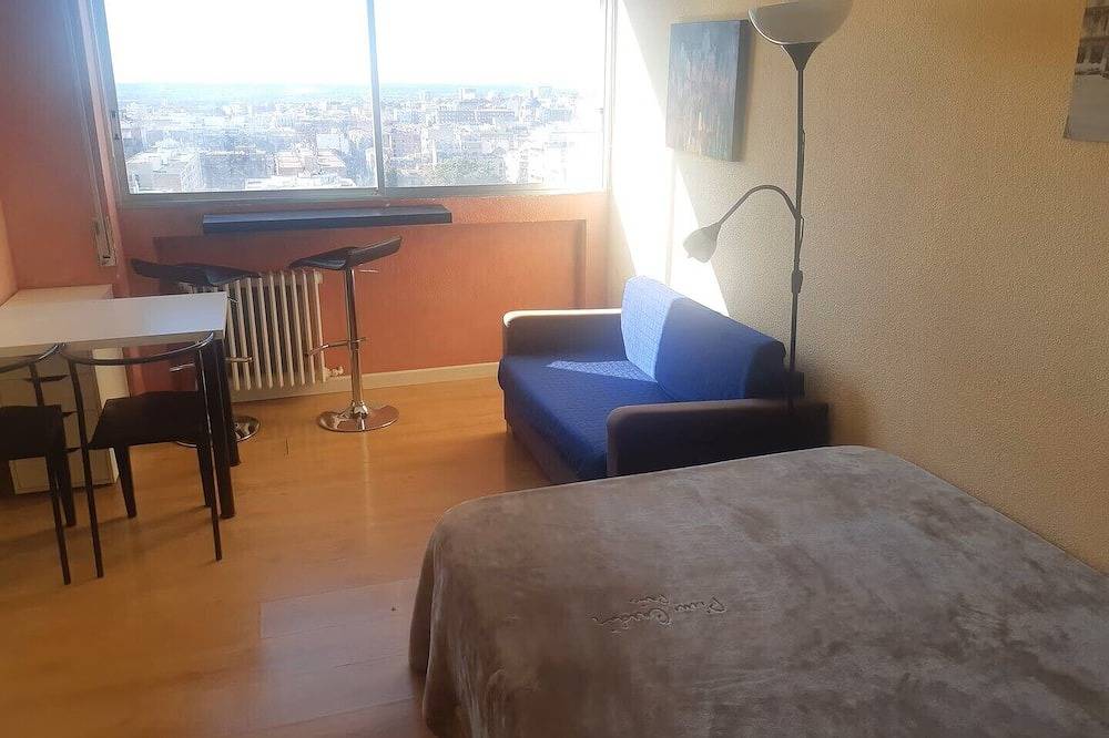 Entire apartment, The best views near Real Madrid Stadium in Tetuán, Madrid