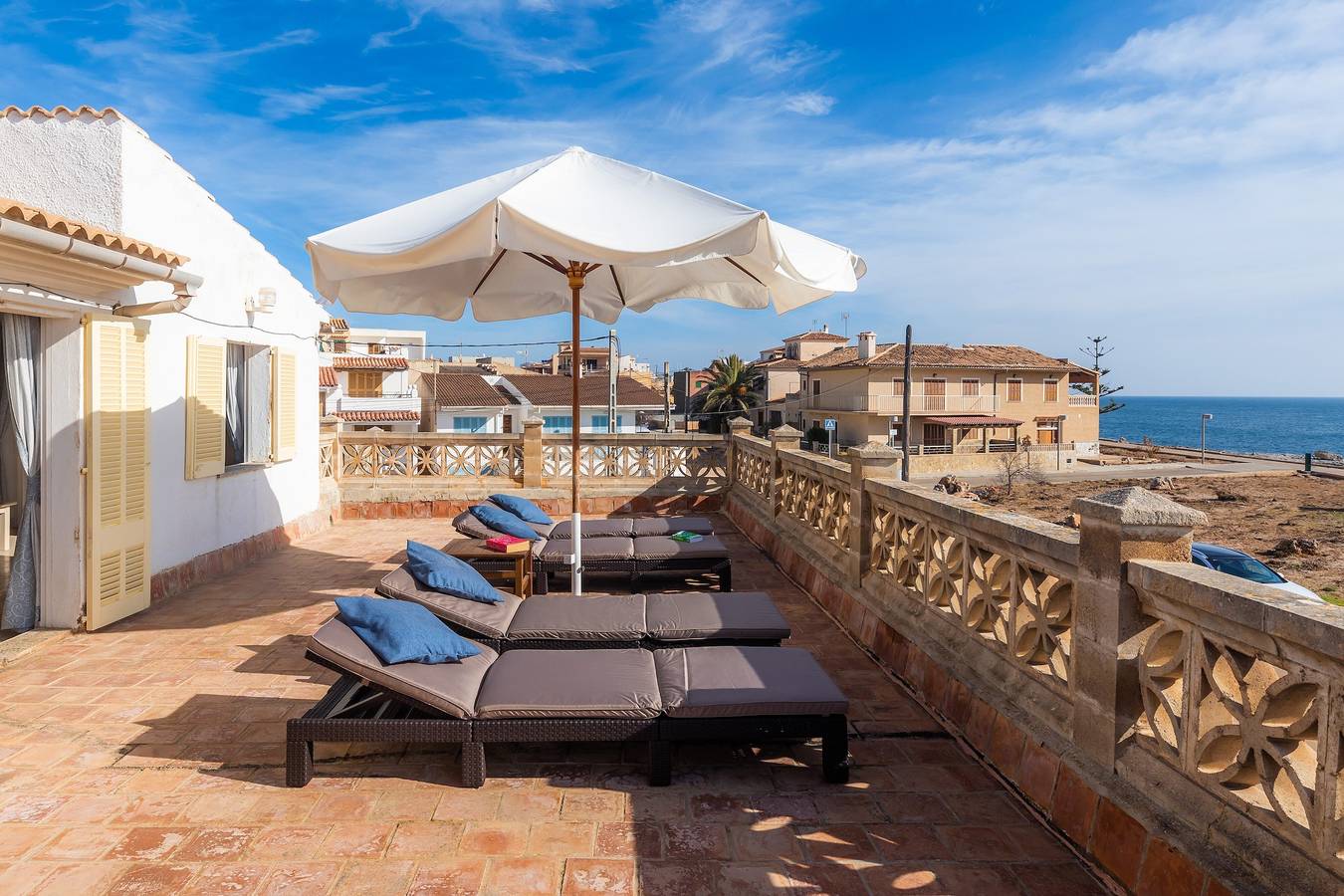 Hermosa casa de vacaciones "Can Rosito" con vistas al mar, Wi-Fi, balcón y terraza in S'illot Cala Morlanda, Manacor