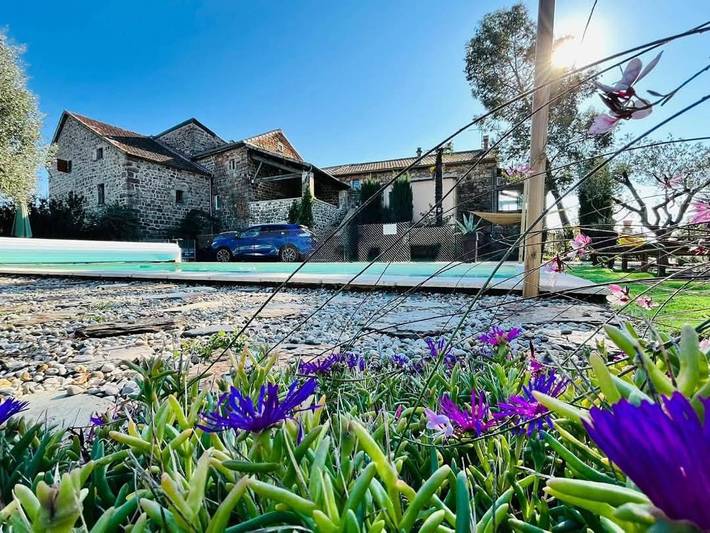Location de vacances pour 8 personnes, avec piscine ainsi que vue et jardin à Planzolles - 2