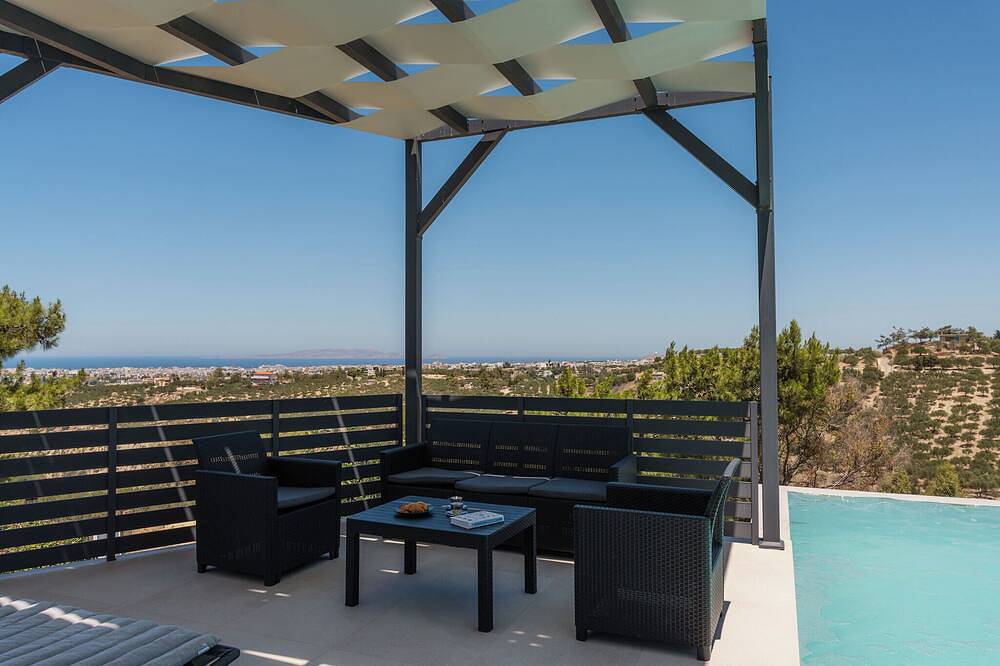 A Tranquil Gem with Panoramic Seaview & Easy Access to Heraklion Town in Iraklio-Heraklio region