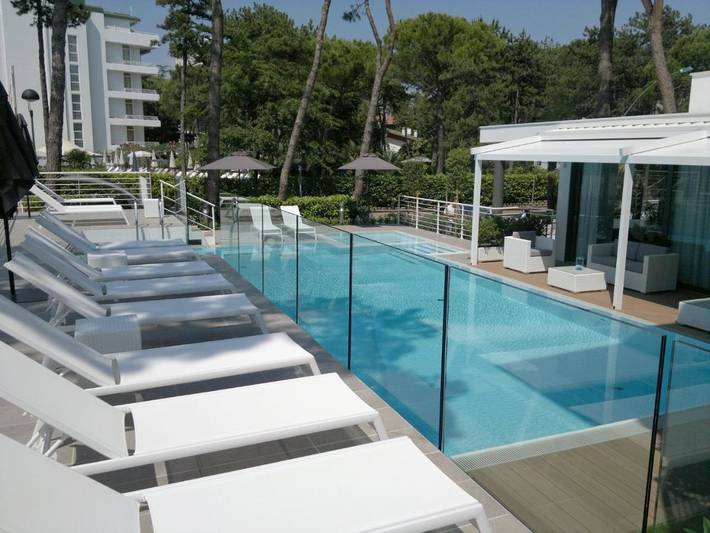 Hôtel pour 3 personnes, avec jardin et bassin pour enfant ainsi que jacuzzi et piscine