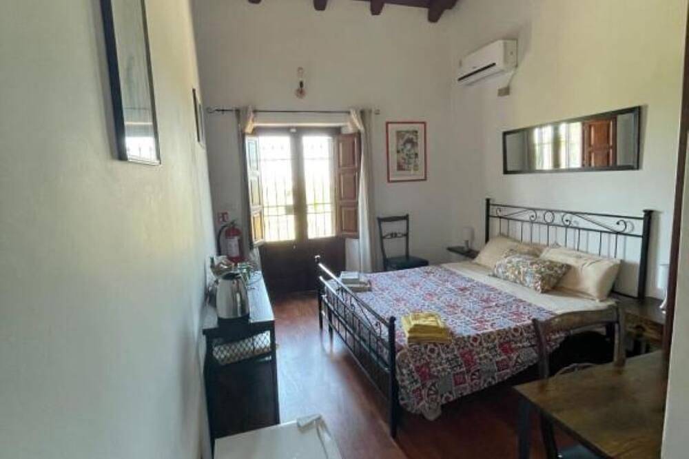 Tranquil retreat close to beach Taormina. Double room in 1800's casale with pool in Fondachello, Mascali