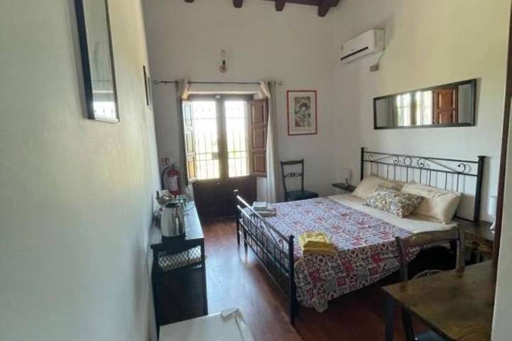 Tranquil retreat close to beach Taormina. Double room in 1800's casale with pool in Fondachello, Mascali