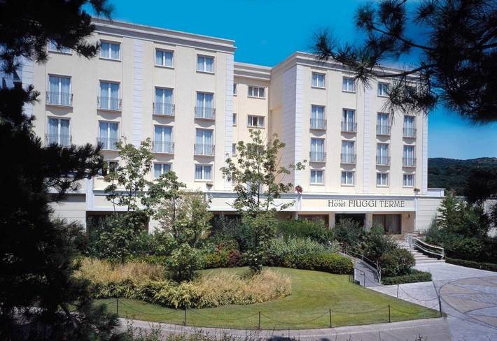 Hôtel pour 3 personnes, avec jacuzzi et piscine ainsi que jardin et sauna