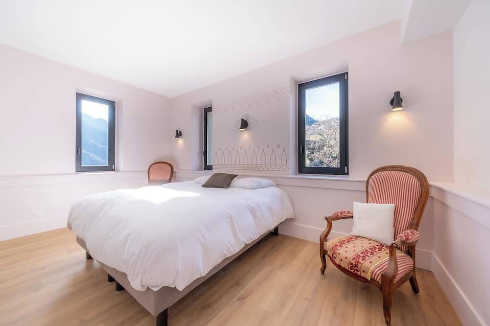 Spacious, bright room in a medieval tower. Shared space on ground floor. in Saint-Jean-de-Maurienne, Región de Saint-Jean-de-Maurienne