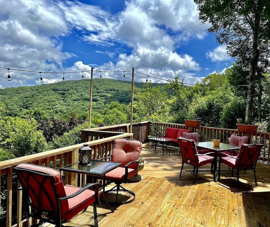 Birchwood Chalet!! Amazing views, across from resort, ski, bike, hiking nearby in Beech Mountain, Watauga County