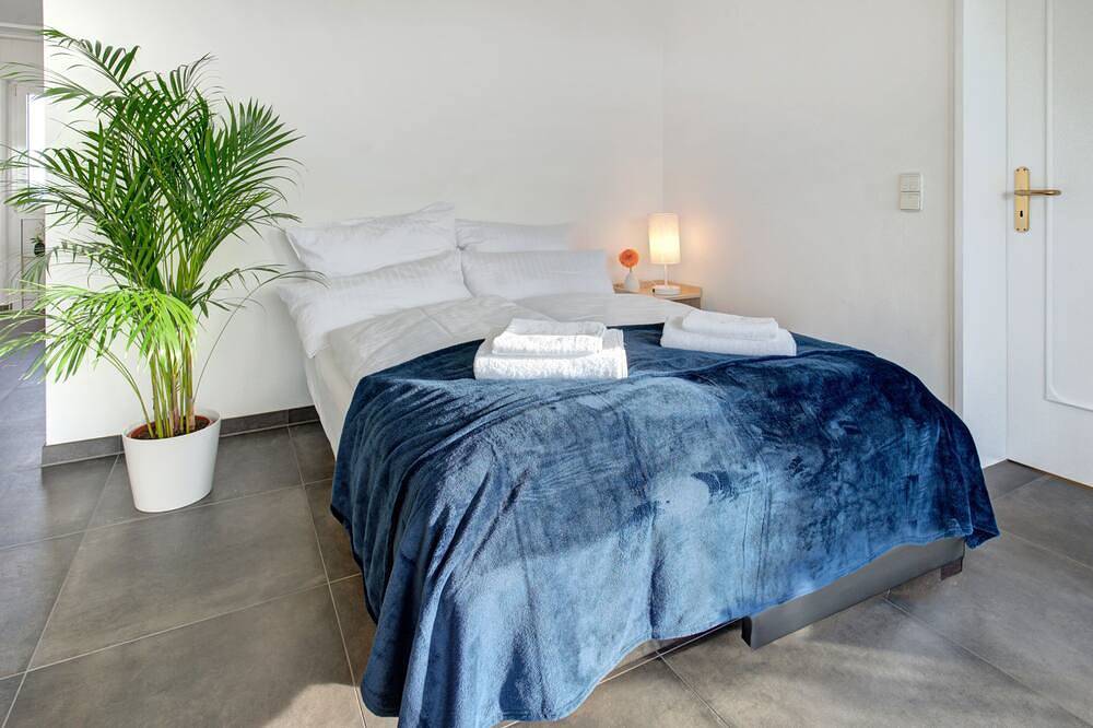 Entire apartment, Das Penthouse - Jacuzzi - Bbq - Dachterrasse - Parkplatz - Panoramaausblick in Karlsruhe, Rhine Plain