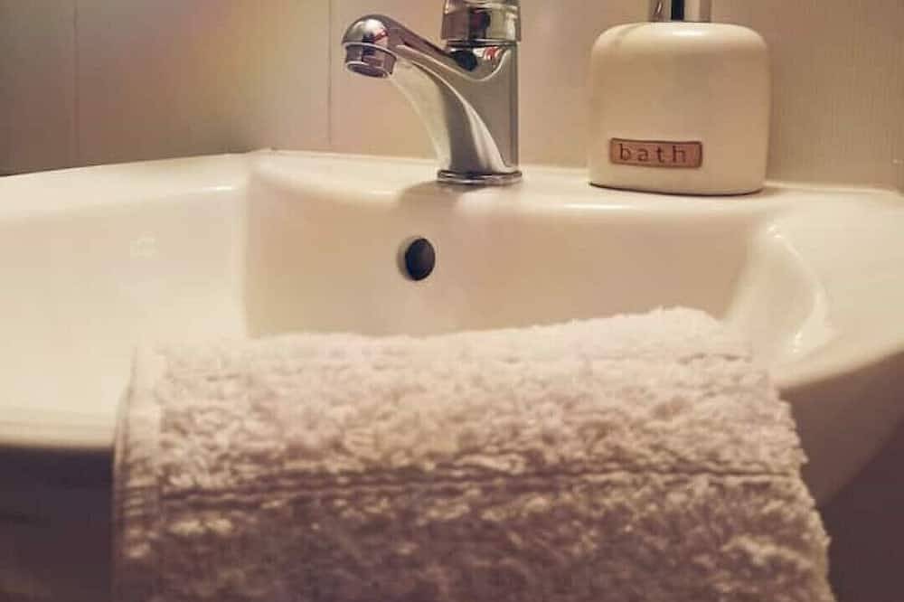 Ganze Wohnung, Eliana's downtown studio in Lesbos