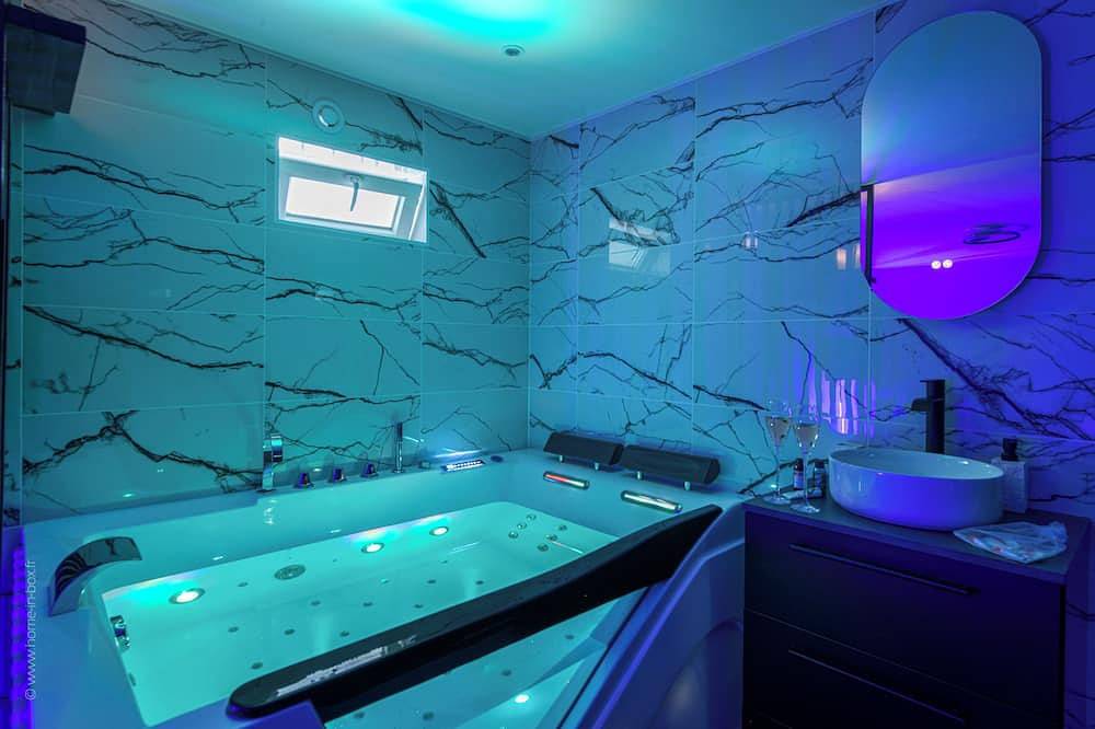 Apartamento entero, Love Room 91 with Xxl Private Jacuzzi - 30 min from Paris - 18 min from Orly airport in Longjumeau, Essonne