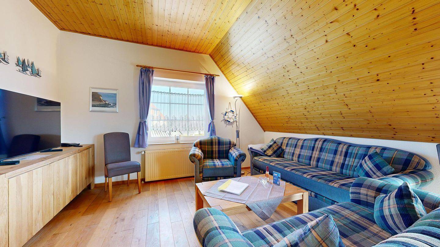 Traumhaftes Reetdachhaus in ruhiger Lage mit großem Garten und Balkon. in Lancken-Granitz, Ruegen