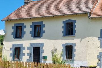 Gîte pour 10 personnes, avec terrasse ainsi que piscine et jardin à Janaillat