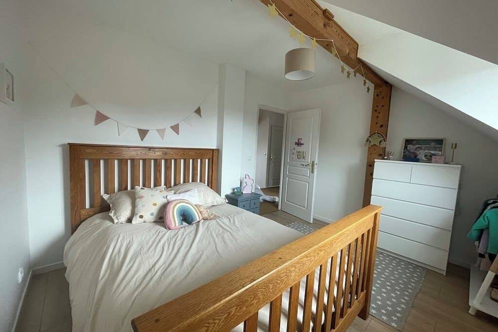 Lovely gated family house, steps from Lake Annecy in Menthon-Saint-Bernard. in Menthon-Saint-Bernard, Región de Annecy