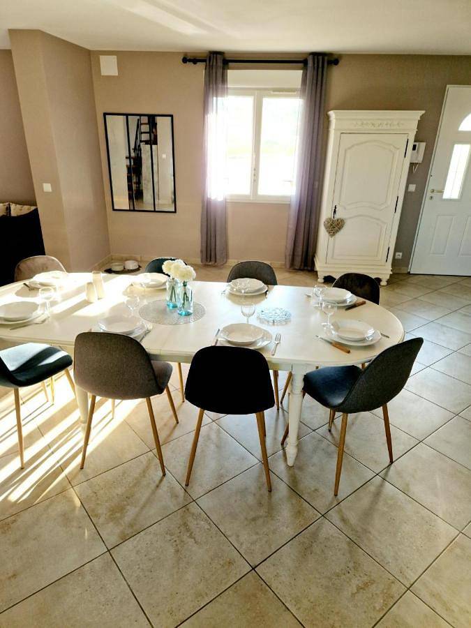 Location de vacances pour 8 personnes, avec Terrasse ainsi que Jardin et Vue à Montélier
