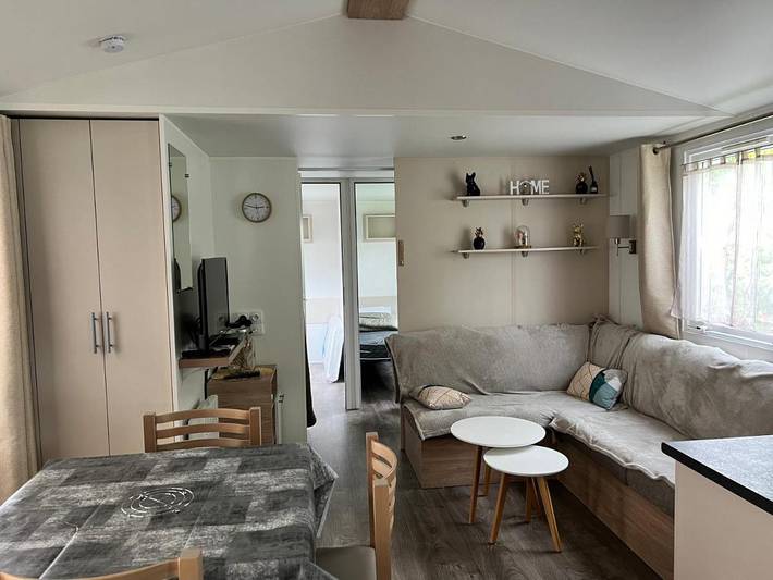 Camping pour 7 personnes, avec bassin pour enfant ainsi que terrasse et piscine