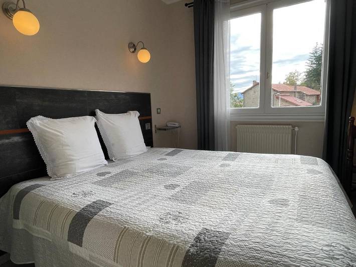 Hôtel pour 2 personnes, avec Terrasse ainsi que Jardin et Vue à Noirétable