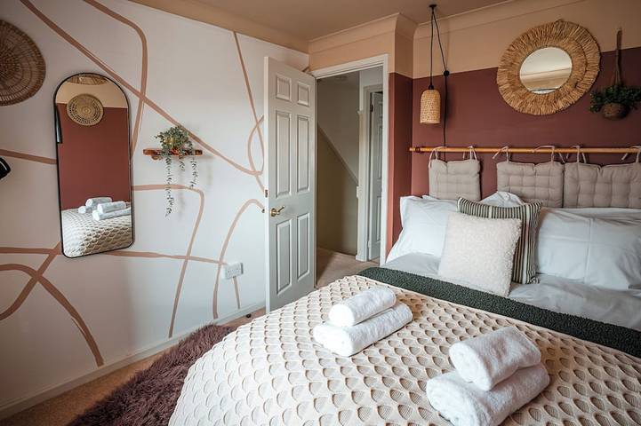 Sleeps 8-10 | 4 Bed Cotswold Home with Hot Tub, Games Room & Private Parking in Churchdown, Gloucestershire