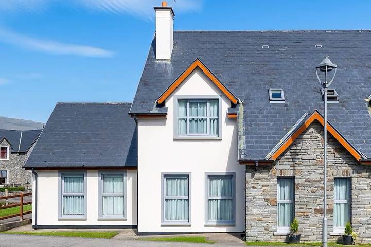 Holiday rental for 9 people, with pool and hot tub as well as garden and sauna, with pets in Kenmare