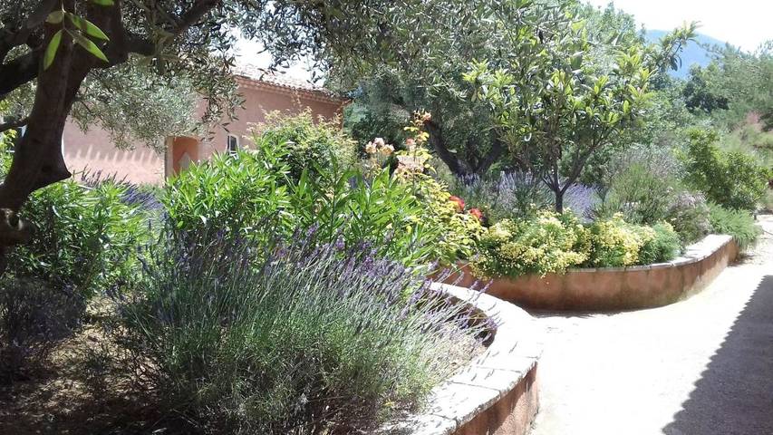 Location de vacances pour 2 personnes, avec jardin et jacuzzi ainsi que sauna et piscine à Les Salles-sur-Verdon - 2