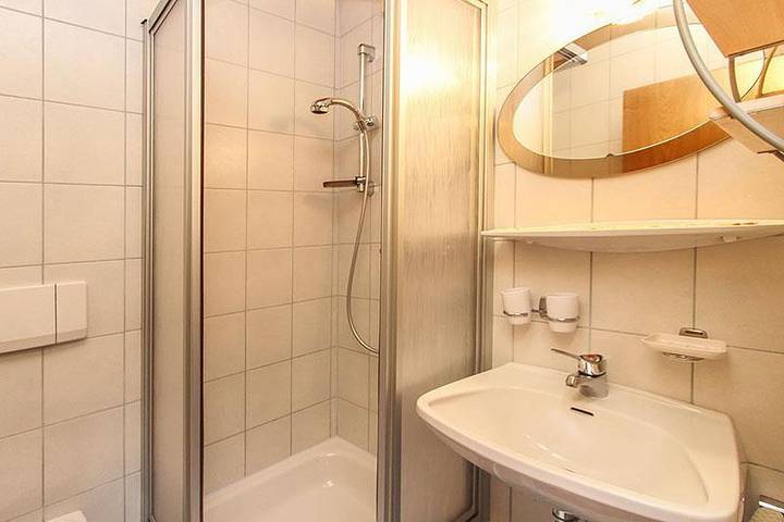 Ganze Ferienwohnung, Doppelzimmer mit Dusche, Wc, Balkon in Kössen, Kaiserwinkl