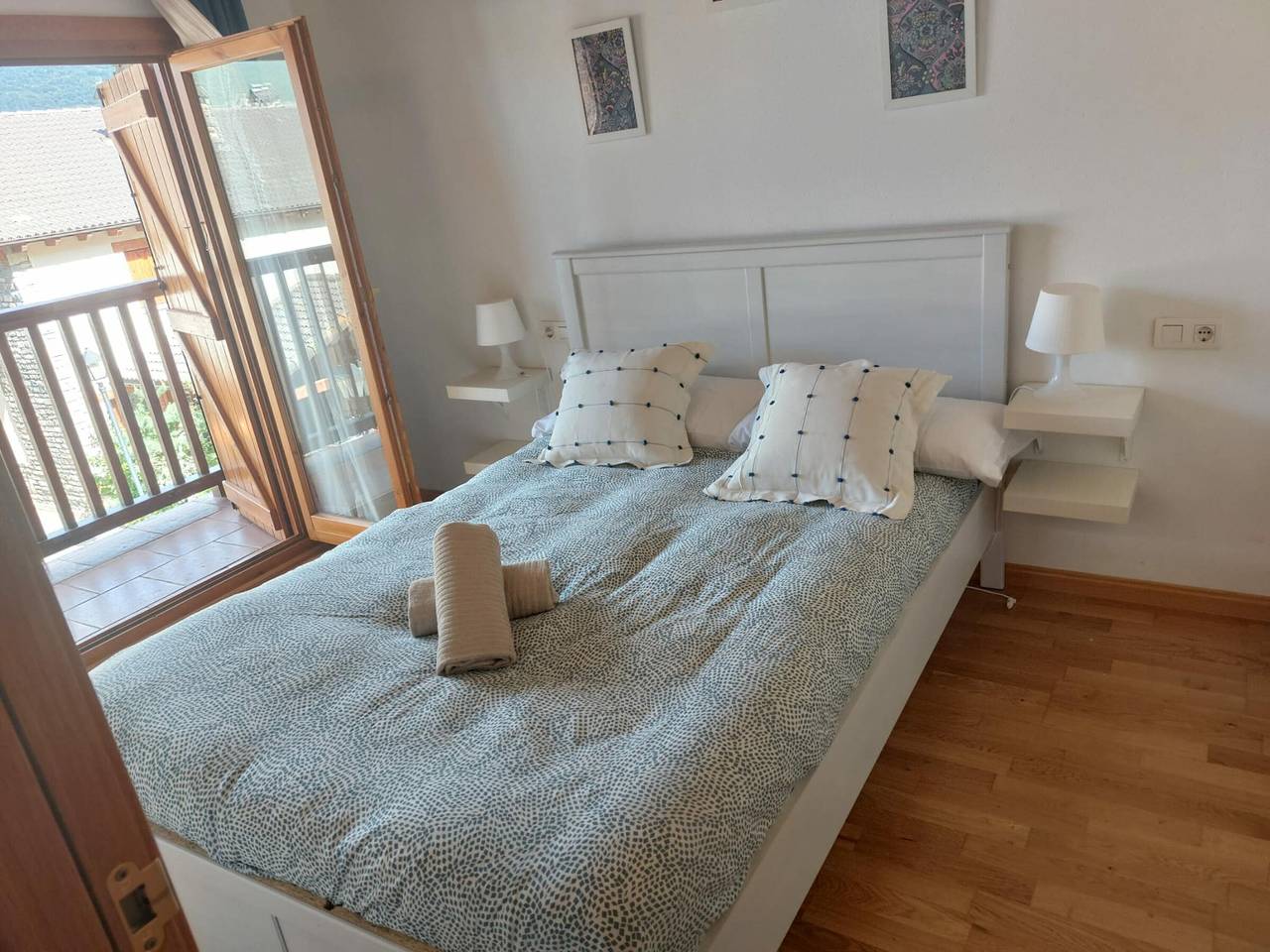 Maison de montagne en pierre avec jardin, 3 chambres + grenier, salon, cuisine équipée, draps et serviettes inclus in Villanúa, Pyrénées espagnoles