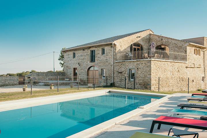 Gîte pour 12 personnes, avec terrasse ainsi que jardin et piscine