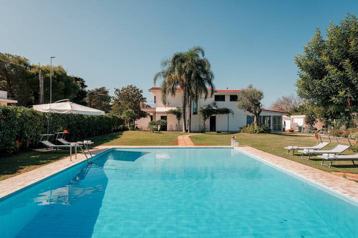 Villa con piscina per 10 persone, con Idromassaggio e Giardino a Casarano