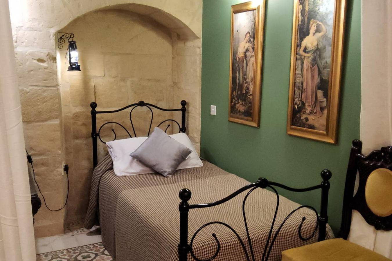 3 Bed House Sleeps 4 - Wifi, Aircon, Balcony in Valletta, Insel Malta
