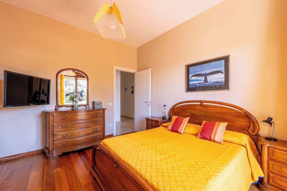New Luxury & Quiet 2Br Apt with Terrace, Views and A/C in Marina di Carrara, Carrara