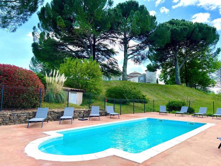 Location de vacances pour 2 personnes, avec jardin ainsi que vue et piscine à Grospierres