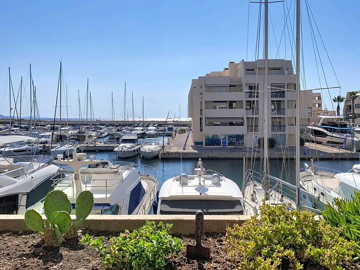 Gîte pour 4 personnes, avec Balcon ainsi que Terrasse et Piscine dans Port de Bormes les Mimosas