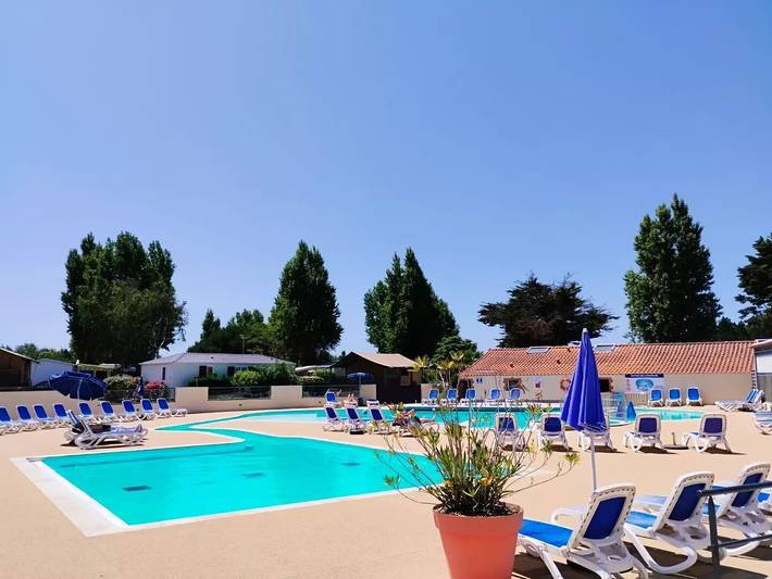 Camping pour 4 personnes, avec piscine